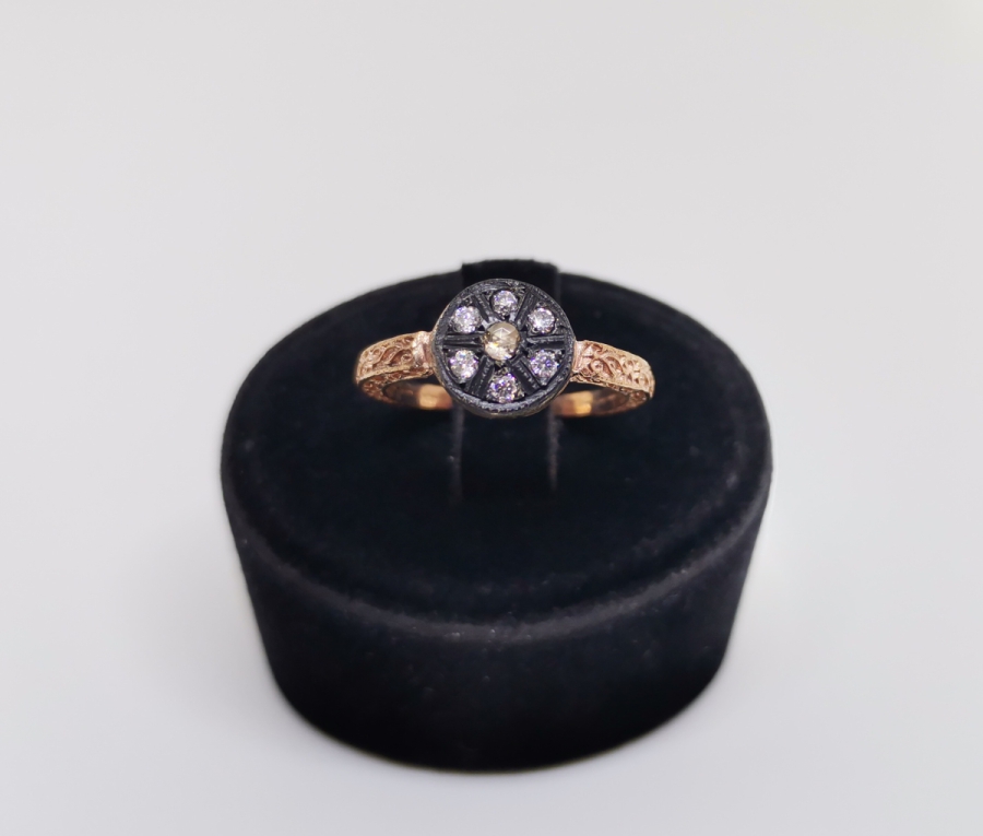 YAN KISIMLARI KABARTMA İŞÇİLİKLİ ELMAS TAŞLI YÜZÜK