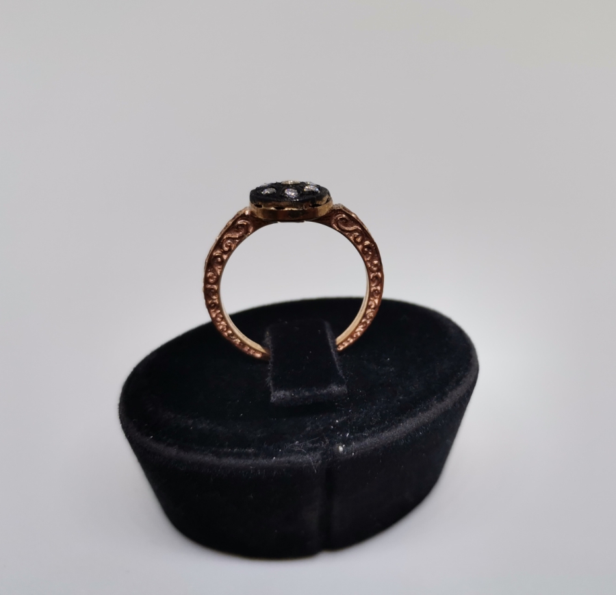 YAN KISIMLARI KABARTMA İŞÇİLİKLİ ELMAS TAŞLI YÜZÜK