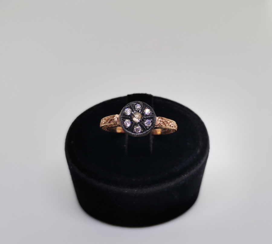 YAN KISIMLARI KABARTMA İŞÇİLİKLİ ELMAS TAŞLI YÜZÜK