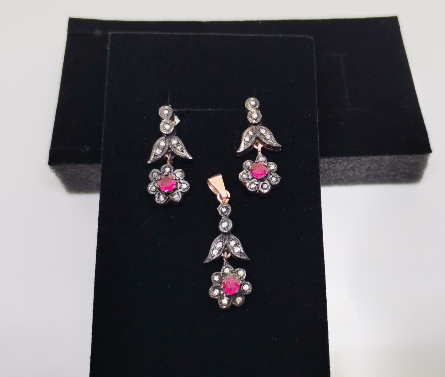 GARNET VE ELMAS TAŞLI ÇİÇEK MODELİ KOLYE KÜPE TAKIMI