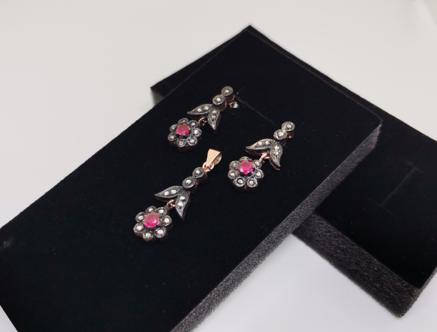 GARNET VE ELMAS TAŞLI ÇİÇEK MODELİ KOLYE KÜPE TAKIMI