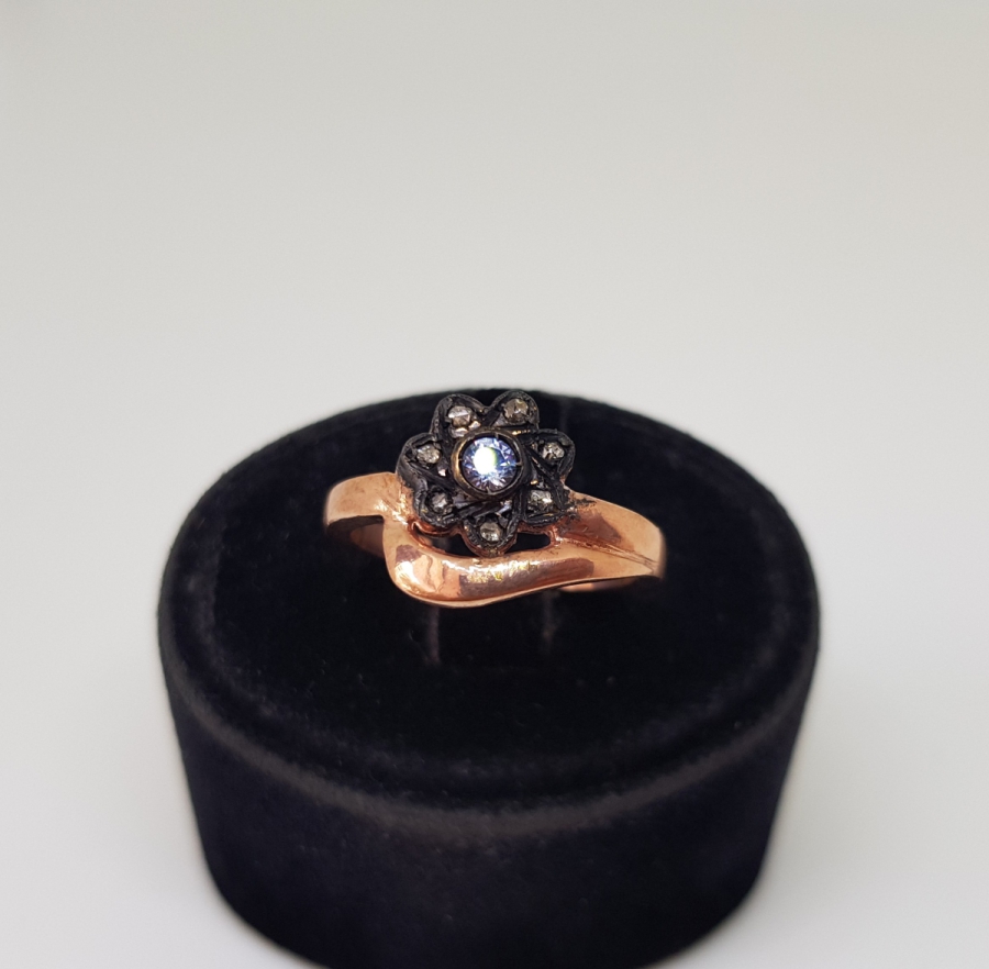 ELMAS TAŞLI PAPATYALI MODEL YÜZÜK