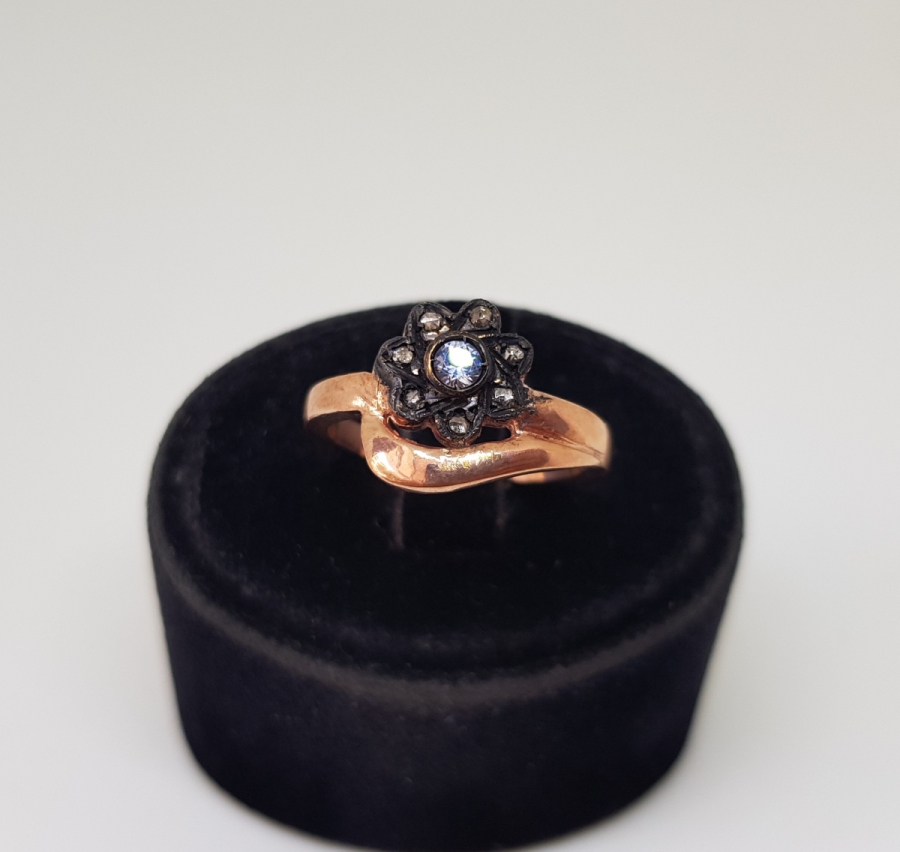 ELMAS TAŞLI PAPATYALI MODEL YÜZÜK