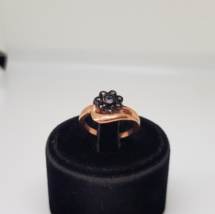 ELMAS TAŞLI PAPATYALI MODEL YÜZÜK