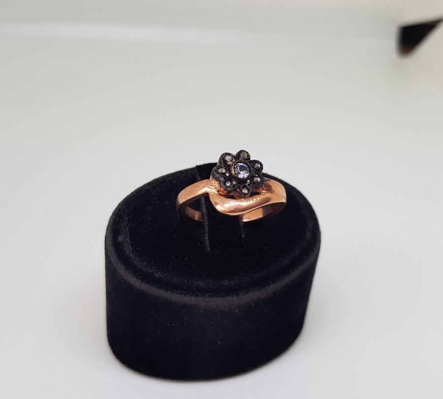 ELMAS TAŞLI PAPATYALI MODEL YÜZÜK