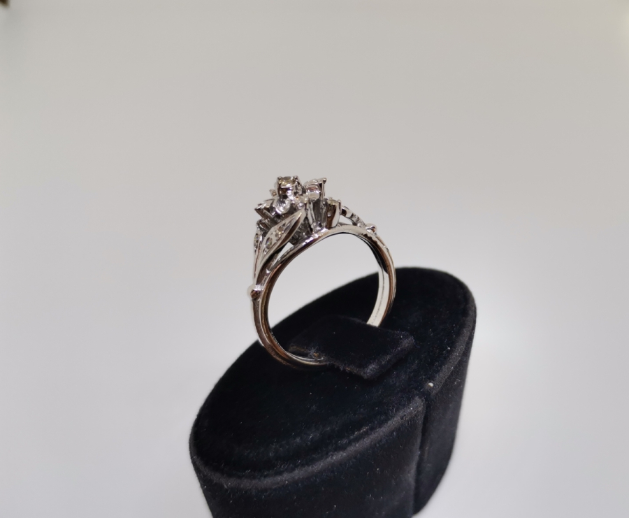 DİK KARE MODEL PIRLANTA YÜZÜK