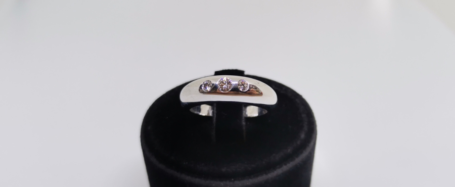 PIRLANTA TAŞLI ALYANS MODEL ÜÇ TAŞ YÜZÜK