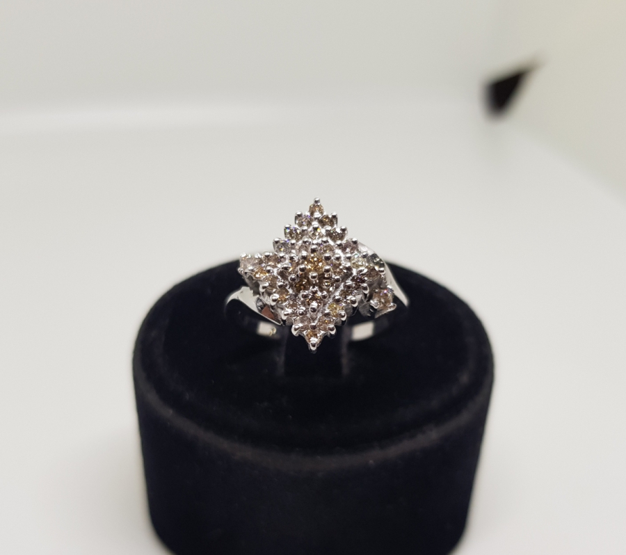 YAN KARE MODELİ PIRLANTA TAŞLI YÜZÜK