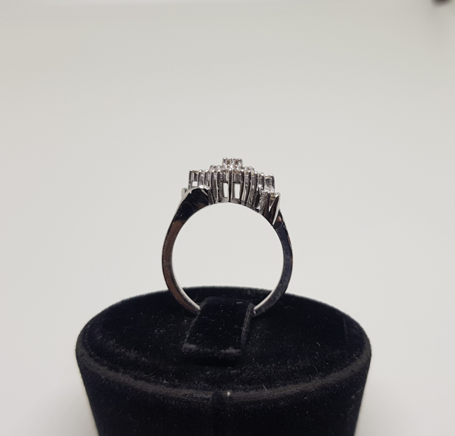 YAN KARE MODELİ PIRLANTA TAŞLI YÜZÜK