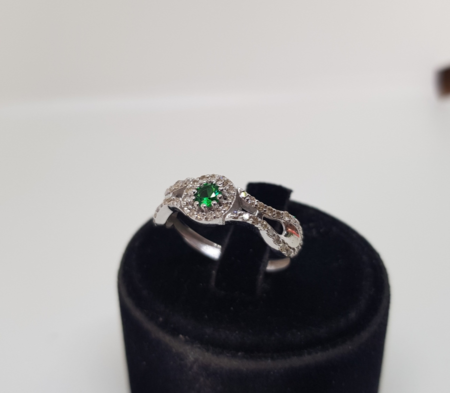 ZÜMRÜT VE PIRLANTA TAŞLI NALLI MODEL YÜZÜK