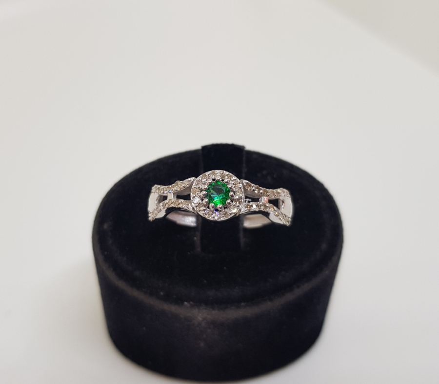 ZÜMRÜT VE PIRLANTA TAŞLI NALLI MODEL YÜZÜK