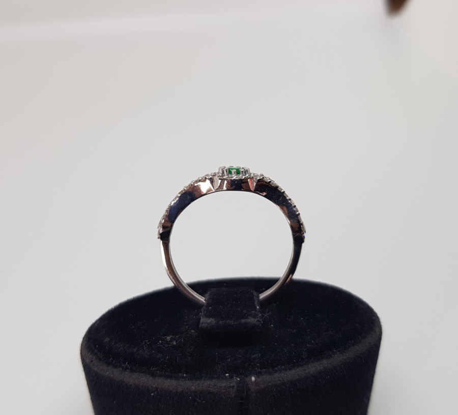 ZÜMRÜT VE PIRLANTA TAŞLI NALLI MODEL YÜZÜK