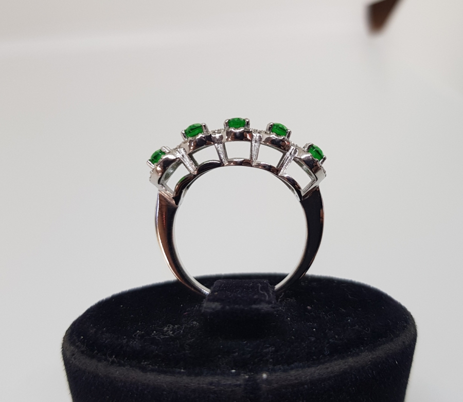 ZÜMRÜT VE PIRLANTA TAŞLI YARIM TAM TUR MODEL YÜZÜK