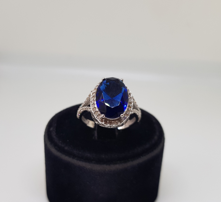 PIRLANTA VE SAFİR TAŞLI BÜYÜK ELİPS MODEL YÜZÜK