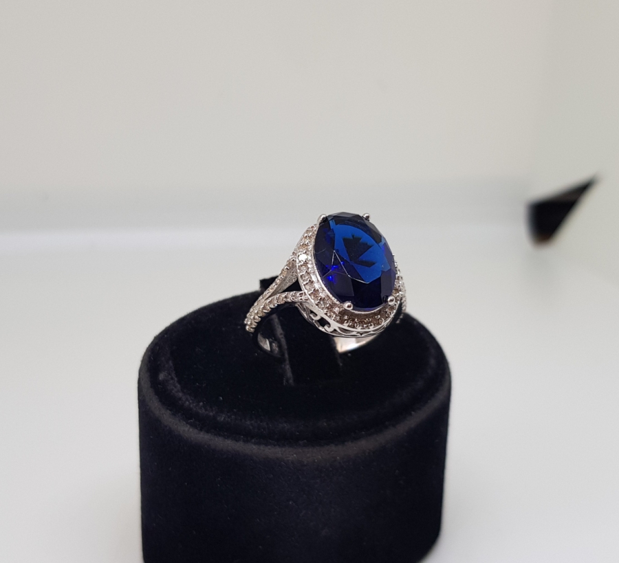 PIRLANTA VE SAFİR TAŞLI BÜYÜK ELİPS MODEL YÜZÜK