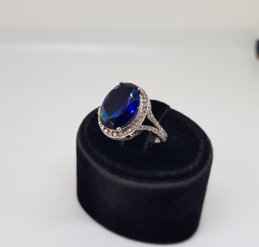 PIRLANTA VE SAFİR TAŞLI BÜYÜK ELİPS MODEL YÜZÜK