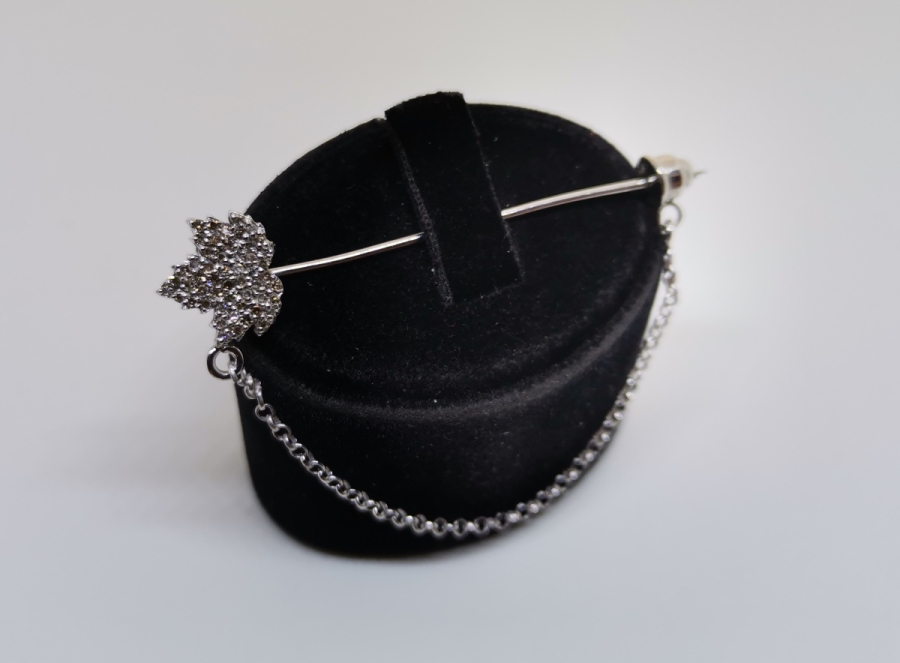 ÇINAR YAPRAĞI FORMLU PIRLANTA TAŞLI YAKA İĞNESİ