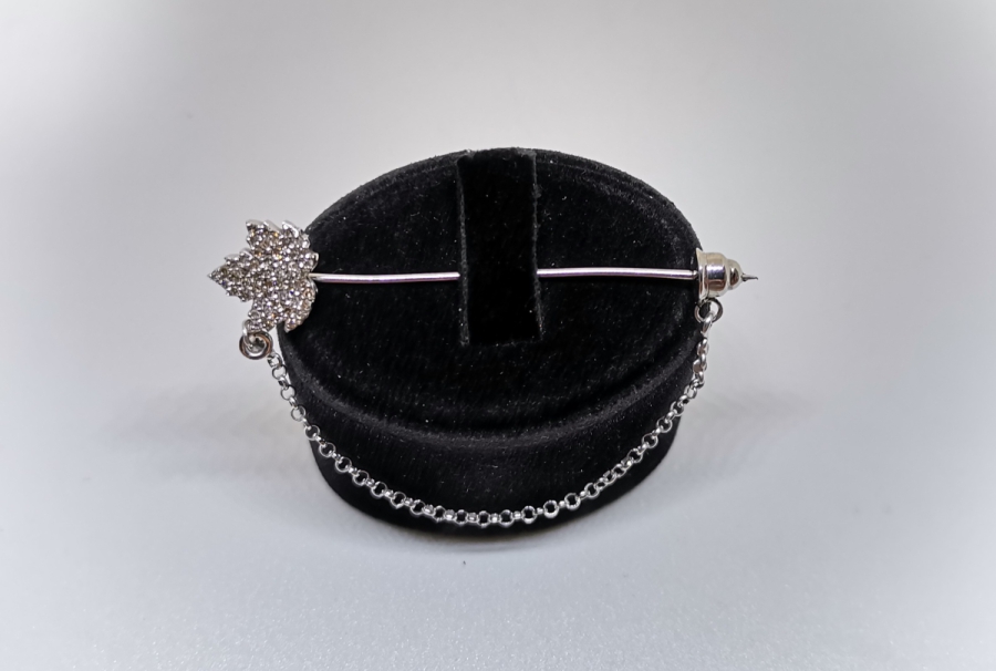 ÇINAR YAPRAĞI FORMLU PIRLANTA TAŞLI YAKA İĞNESİ