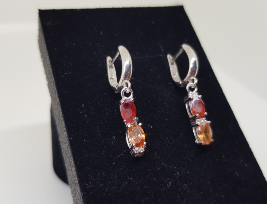 RENK CÜMBÜŞÜ MODELİ PIRLANTA TAŞLI KÜPE