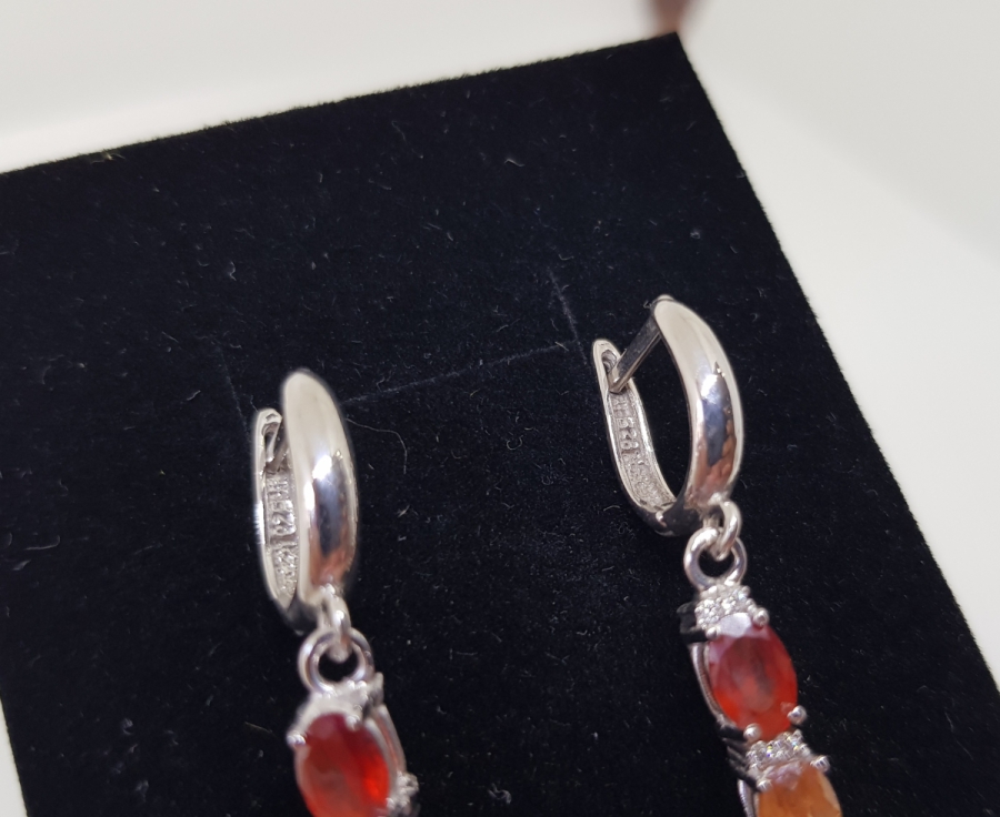 RENK CÜMBÜŞÜ MODELİ PIRLANTA TAŞLI KÜPE