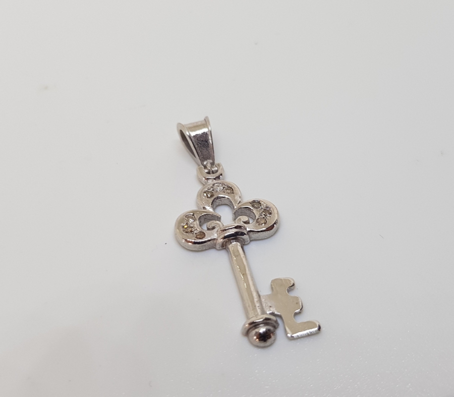 ANAHTAR FORMLU PIRLANTA TAŞLI KOLYE UCU