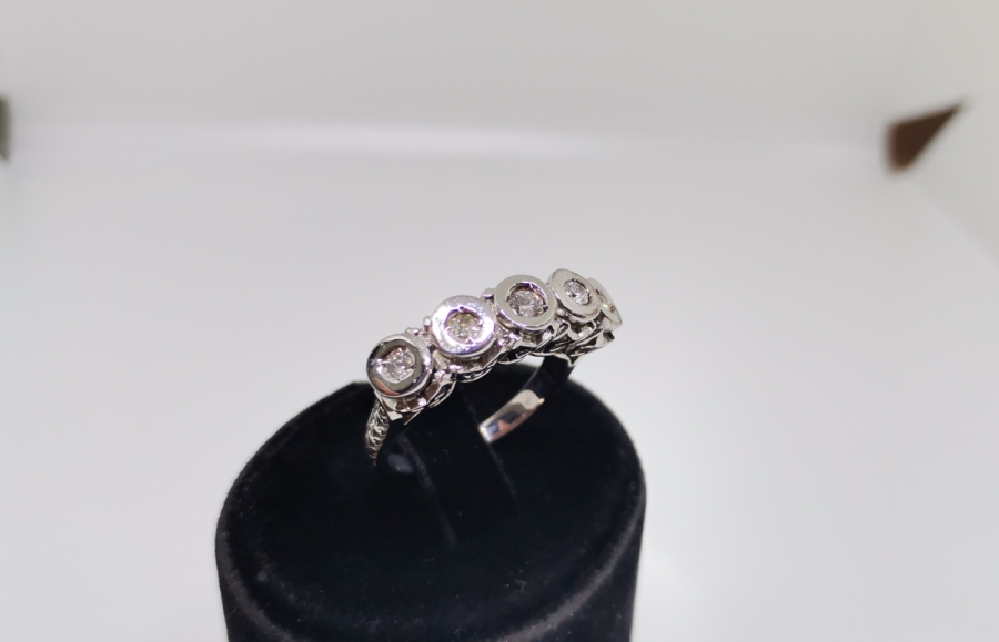 BEŞTAŞ MODEL OVAL MONTÜRLÜ YÜZÜK