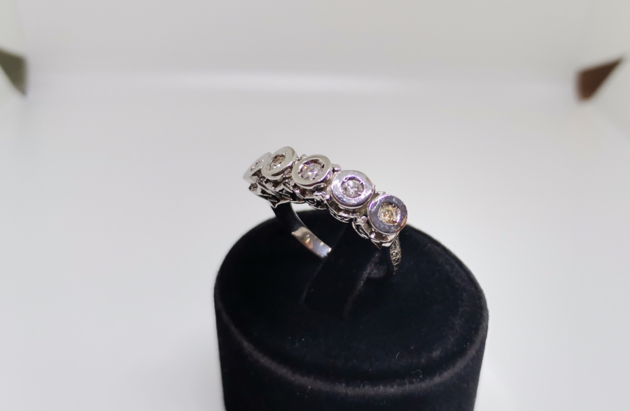 BEŞTAŞ MODEL OVAL MONTÜRLÜ YÜZÜK