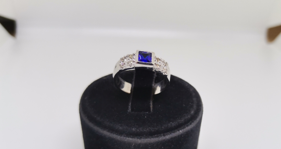 SAFİR VE PIRLANTA TAŞLI KARE MODEL YÜZÜK