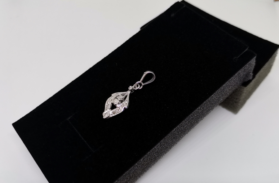 MEKİK FORMUNDA YAPILMIŞ PIRLANTA TAŞLI KOLYE UCU