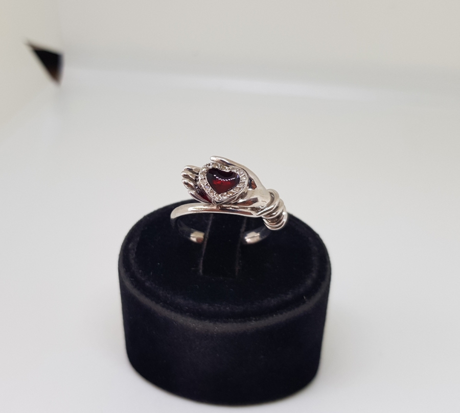 YAKUT VE PIRLANTA TAŞLI AVUÇ İÇİ KALP MODEL YÜZÜK