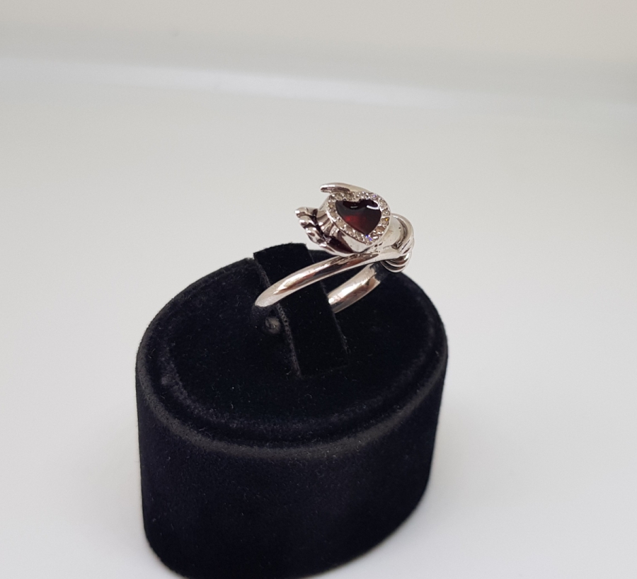 YAKUT VE PIRLANTA TAŞLI AVUÇ İÇİ KALP MODEL YÜZÜK