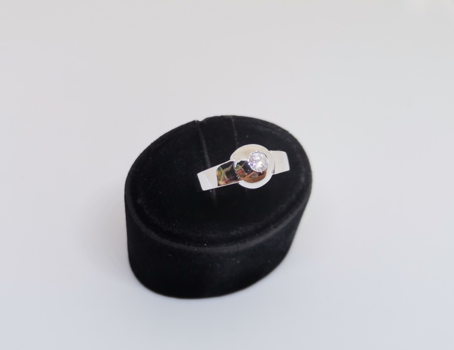 TEKTAŞ MODELİ PIRLANTA TAŞLI YÜZÜK