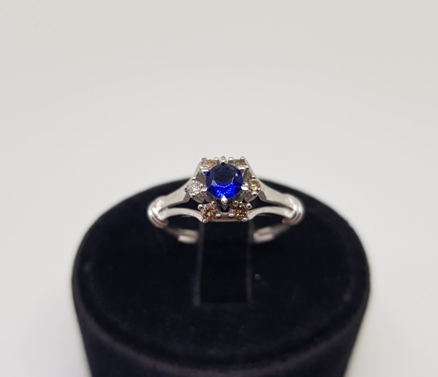 SAFİR VE PIRLANTA TAŞLI KARNİK ÇİÇEĞİ MODELİ YÜZÜK