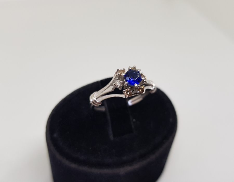 SAFİR VE PIRLANTA TAŞLI KARNİK ÇİÇEĞİ MODELİ YÜZÜK