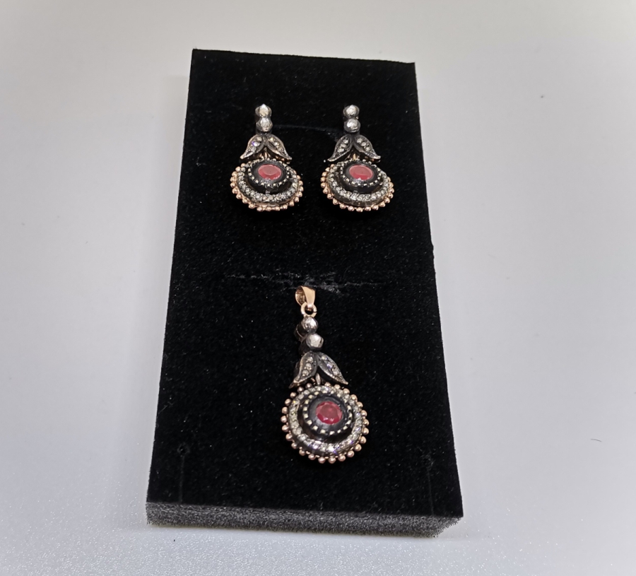 ELMAS VA YAKUT TAŞLI HÜRREM MODEL KOLYE KÜPE TAKIMI