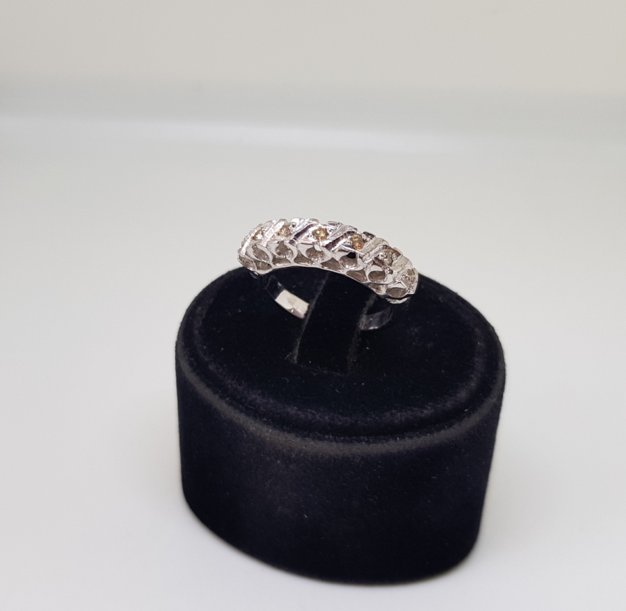 YEDİ TAŞ BULUNAN PIRLANTA YÜZÜK