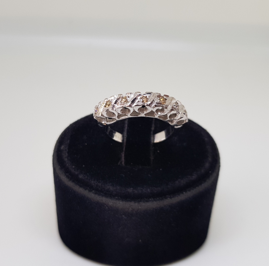 YEDİ TAŞ BULUNAN PIRLANTA YÜZÜK