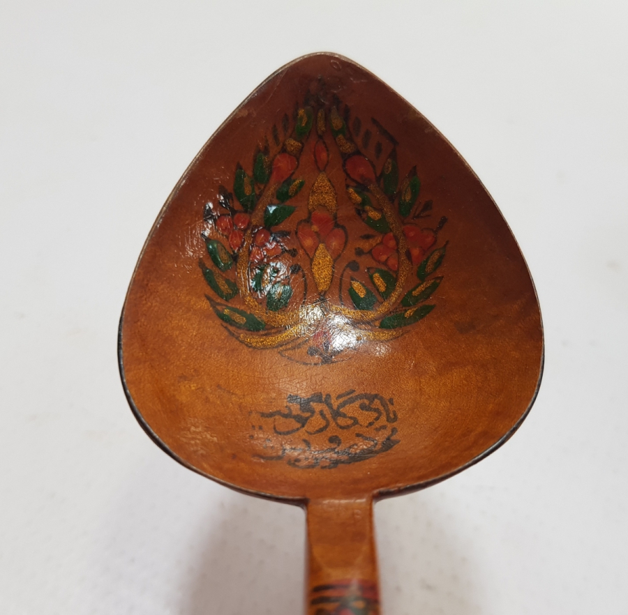 ÜZERİ OSMANLICA YAZILI OSMANLI DÖNEMİ KONYALI BİR DERVİŞ TARAFINDAN YAPILMIŞ EL BOYAMA TAHTA KAŞIK