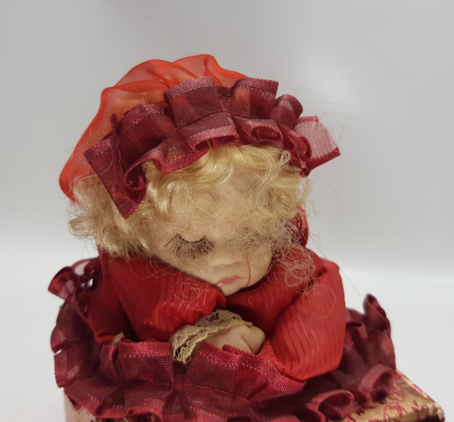 ÜZERİNDE PORSELEN BEBEK BULUNAN ANTİKA LATERNALI KUTU