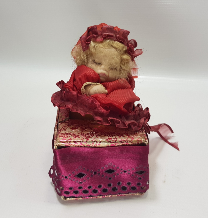 ÜZERİNDE PORSELEN BEBEK BULUNAN ANTİKA LATERNALI KUTU