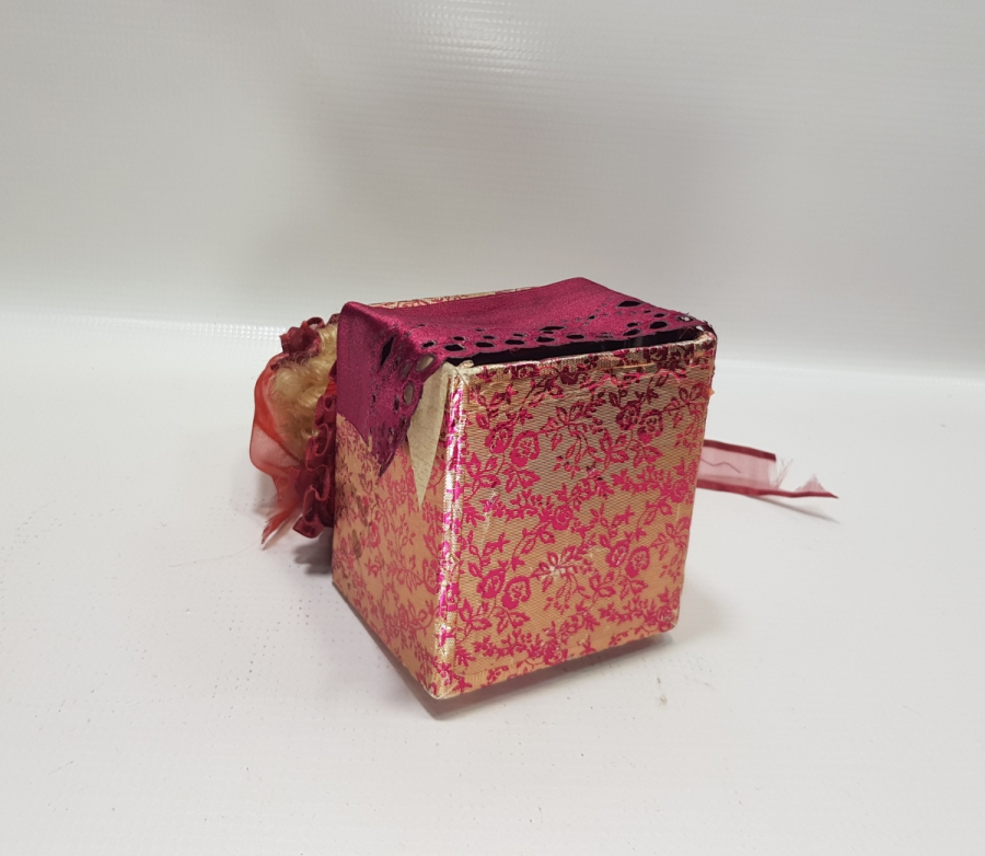 ÜZERİNDE PORSELEN BEBEK BULUNAN ANTİKA LATERNALI KUTU