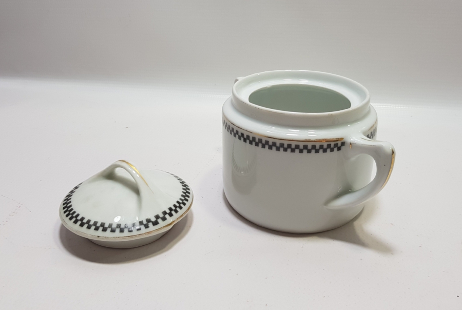 ARKASI OSMANLICA YAZILI KULPLU VE KAPAKLI PORSELEN ŞEKERLİK