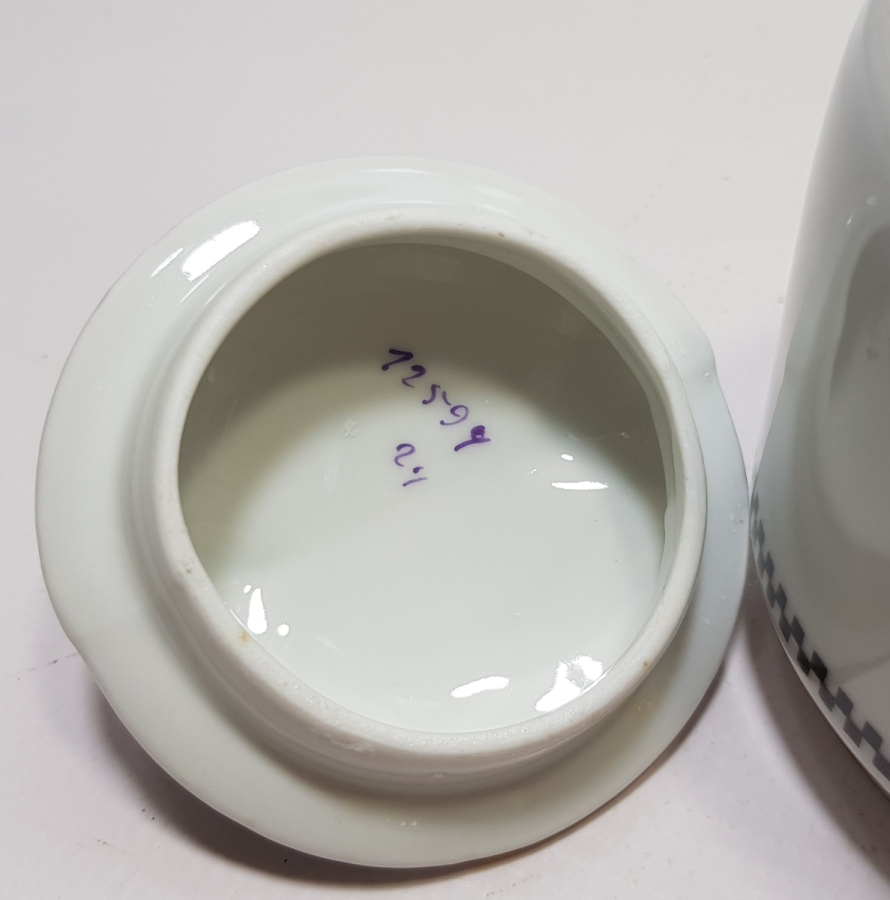 ARKASI OSMANLICA YAZILI KULPLU VE KAPAKLI PORSELEN ŞEKERLİK