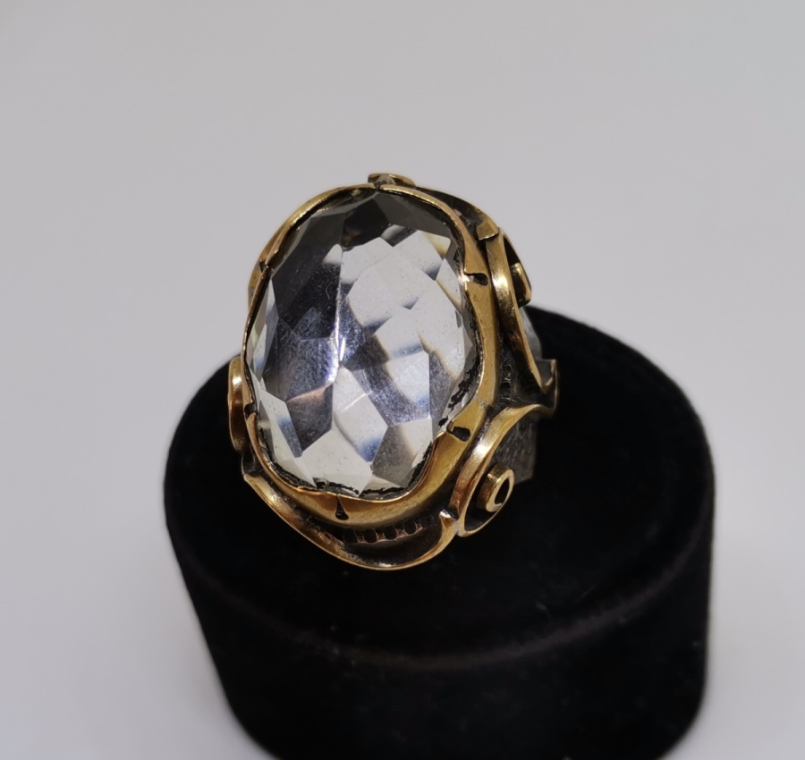 ÜZERİNDE ELMAS KESİMLİ DOĞAL TAŞ BULUNAN BÜYÜK BOY HÜRREM MODEL GÜMÜŞ YÜZÜK