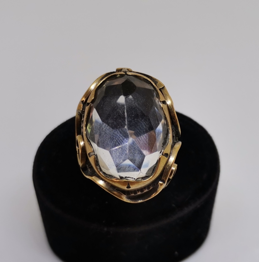 ÜZERİNDE ELMAS KESİMLİ DOĞAL TAŞ BULUNAN BÜYÜK BOY HÜRREM MODEL GÜMÜŞ YÜZÜK