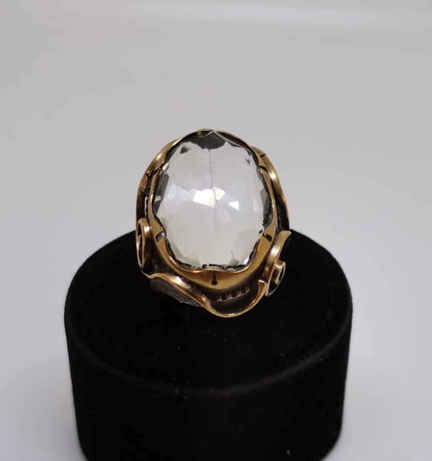 ÜZERİNDE ELMAS KESİMLİ DOĞAL TAŞ BULUNAN BÜYÜK BOY HÜRREM MODEL GÜMÜŞ YÜZÜK