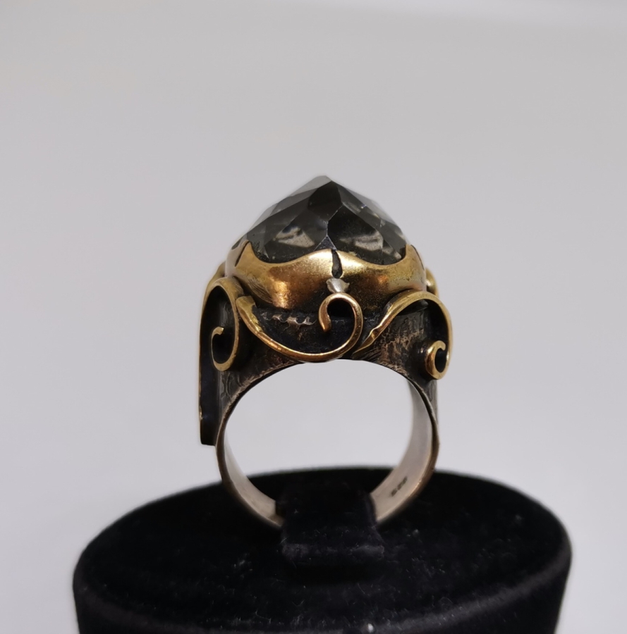 ÜZERİNDE ELMAS KESİMLİ DOĞAL TAŞ BULUNAN BÜYÜK BOY HÜRREM MODEL GÜMÜŞ YÜZÜK