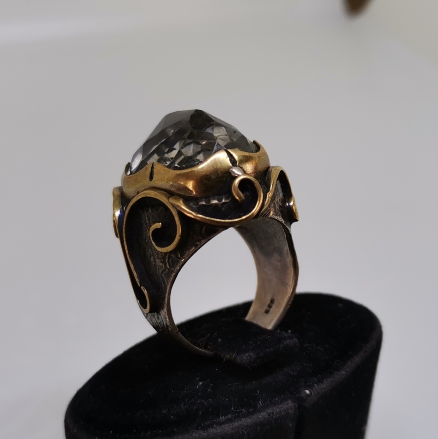 ÜZERİNDE ELMAS KESİMLİ DOĞAL TAŞ BULUNAN BÜYÜK BOY HÜRREM MODEL GÜMÜŞ YÜZÜK