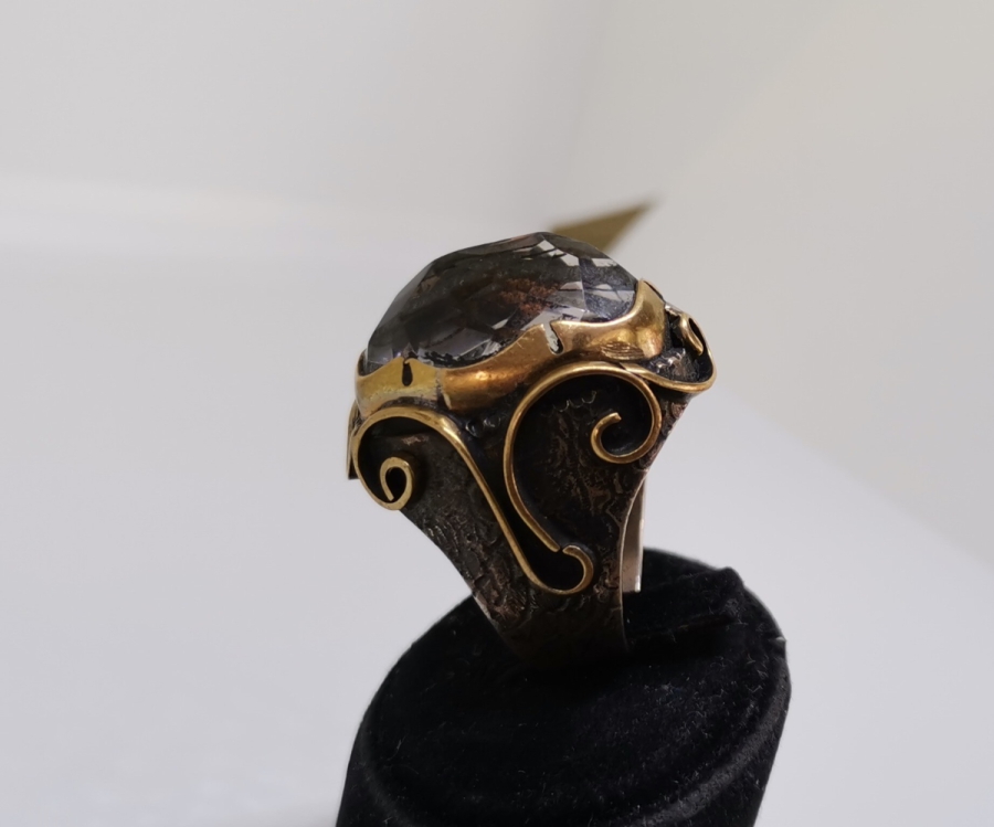 ÜZERİNDE ELMAS KESİMLİ DOĞAL TAŞ BULUNAN BÜYÜK BOY HÜRREM MODEL GÜMÜŞ YÜZÜK