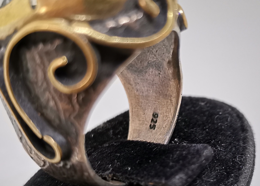 ÜZERİNDE ELMAS KESİMLİ DOĞAL TAŞ BULUNAN BÜYÜK BOY HÜRREM MODEL GÜMÜŞ YÜZÜK